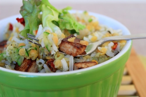 Sałatka ryżowa z tofu