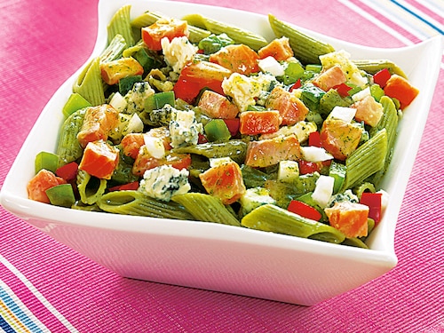 Przepis na Sałatka z zielonym makaronem Sałatka z zielonym makaronem