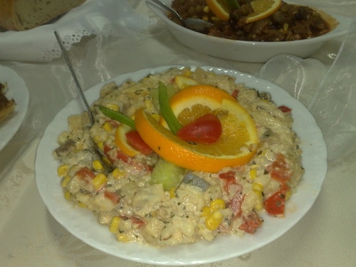 SAŁATKA ŚLEDZIOWA Z RYŻEM I BRZOSKWINIĄ