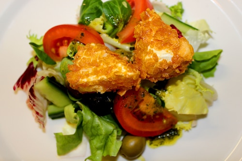 Sałatka szefa kuchni tatra chalet z pieczonym oscypkiem w otulinie z płatków...