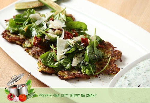 Sałatka szpinakowa podana na placuszkach z cukinii z dipem