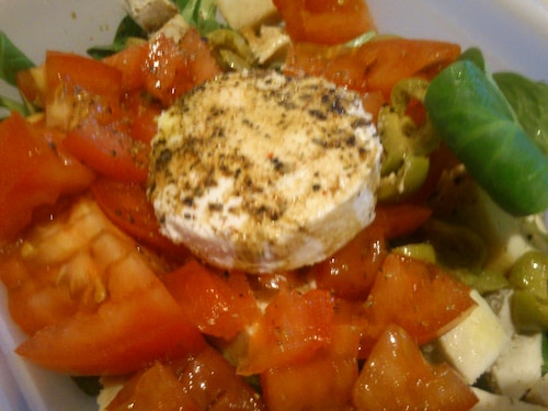 Sałatka szpinakowa z kurczakiem i kozim serem