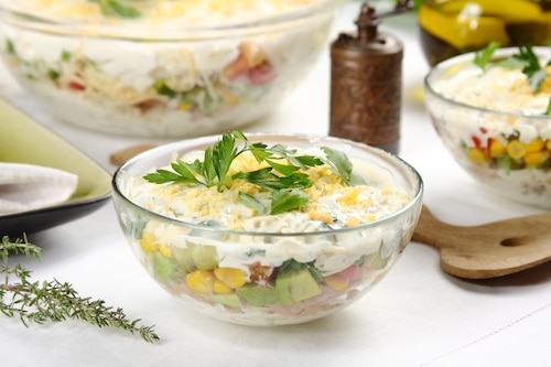 Sałatka warstwowa z tuńczykiem