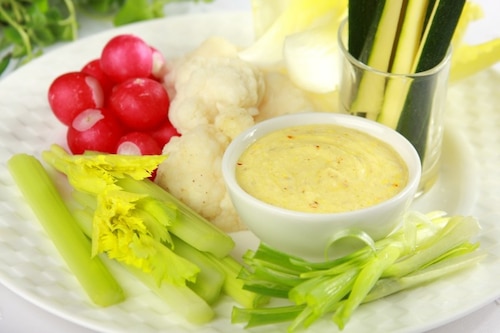 Przepis na Sałatka warzywna z dipem szafranowym Sałatka warzywna z dipem szafranowym