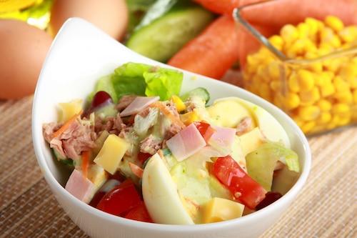 Przepis na Sałatka warzywna z tuńczykiem Sałatka warzywna z tuńczykiem