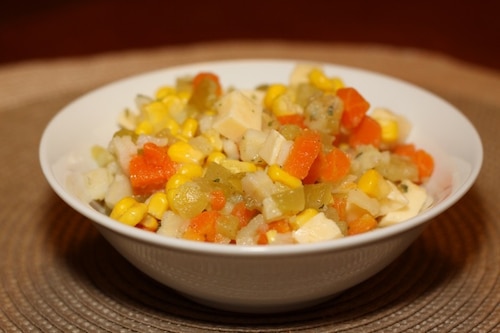 Przepis na Sałatka warzywna z żółtym serem Sałatka warzywna z żółtym serem