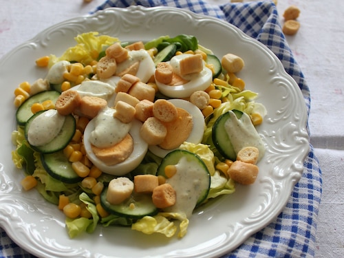 Sałatka wielkanocna z jajkiem i ogórkiem