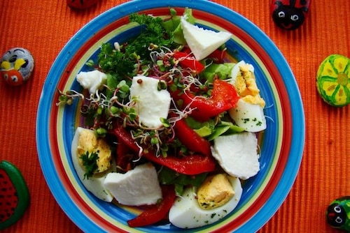 Przepis na Sałatka wielkanocna z sosem greckim Sałatka wielkanocna z sosem greckim