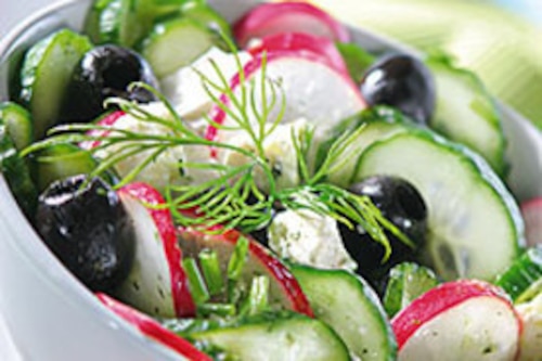 Przepis na Sałatka wiosenna z czarnymi oliwkami Sałatka wiosenna z czarnymi oliwkami