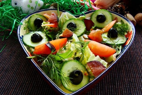 Sałatka wiosenna z śliwką 