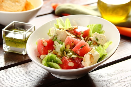 Przepis na Sałatka z arbuzem i serem pleśniowym Sałatka z arbuzem i serem pleśniowym