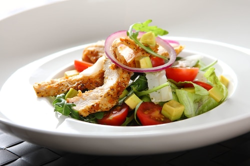 Przepis na Sałatka z awokado i soczystym kurczakiem  Sałatka z awokado i soczystym kurczakiem