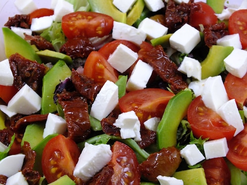 Sałatka z awokado i suszonymi pomidorami