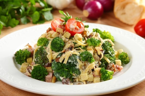 Przepis na Sałatka z brokułami - VIDEO Sałatka z brokułami - VIDEO