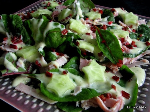 Sałatka z buraczka liściastego z szynką i ogórkiem 