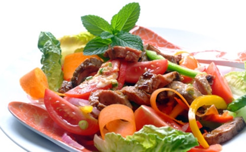 Przepis na Sałatka z chrupiących warzyw z wołowiną z chilli Sałatka z chrupiących warzyw z wołowiną z chilli