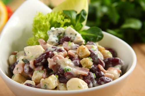 Przepis na Sałatka z czerwoną fasolą i niebieskim serem Sałatka z czerwoną fasolą i niebieskim serem