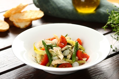 Sałatka z fasolka szparagową i wędzonym pstrągiem