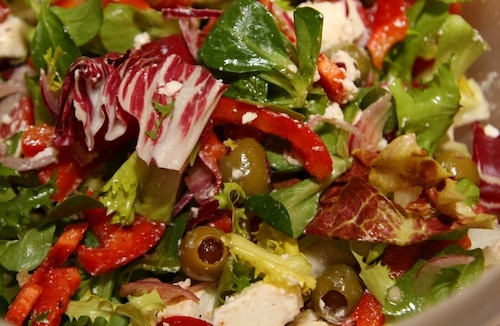 Przepis na Sałatka z fetą i oliwkami Sałatka z fetą i oliwkami