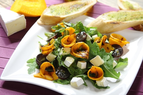 Przepis na Sałatka z grillowaną dynią, winogronami i serem brie Sałatka z grillowaną dynią, winogronami i serem brie