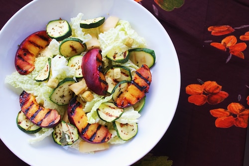 Przepis na Sałatka z grillowaną nektarynką i cukinią oraz z żółtym serem Sałatka z grillowaną nektarynką i cukinią oraz z żółtym serem