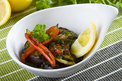 Przepis na Sałatka z grillowanego bakłażana z chilli Sałatka z grillowanego bakłażana z chilli
