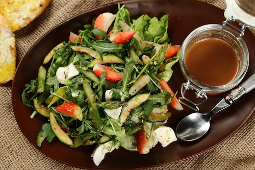 Sałatka z grillowanych szparagów z truskawkami i cukinią