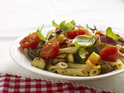 Sałatka z grillowanych warzyw z makaronem