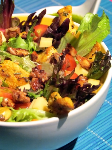 Sałatka z grillowanym kurczakiem i prażonymi orzechami włoskimi