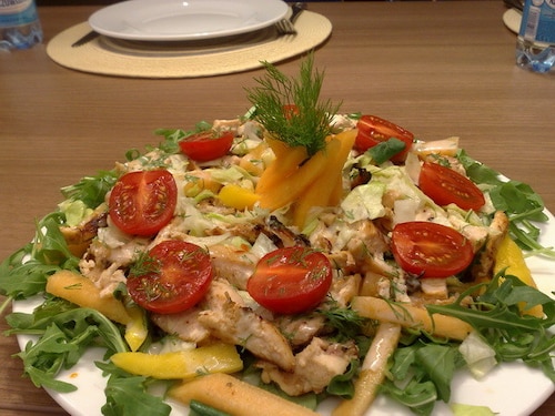 SAŁATKA Z GRILLOWANYM KURCZAKIEM 