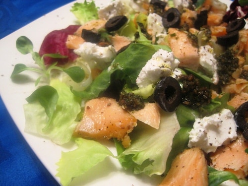 Przepis na Sałatka z grillowanym łososiem, serem kozim i oliwkami Sałatka z grillowanym łososiem, serem kozim i oliwkami