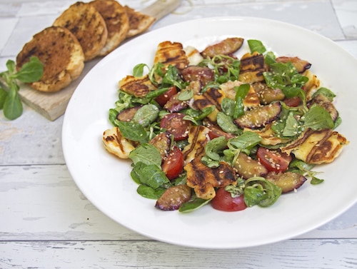 Przepis na Sałatka z grillowanym serem Halloumi i śliwkami Sałatka z grillowanym serem Halloumi i śliwkami