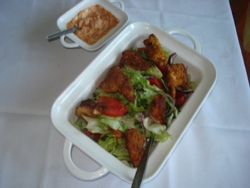 Sałatka z grillowanymi nuggetsami