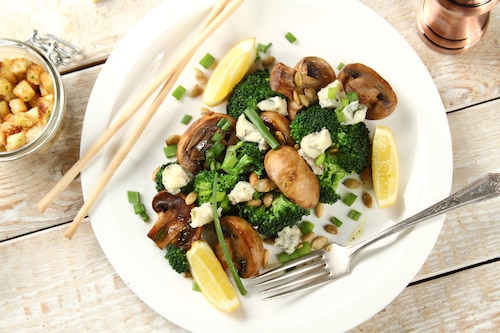 Sałatka z grillowanymi pieczarkami i brokułami
