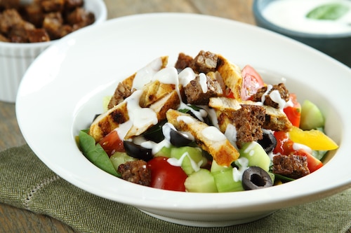 Przepis na Sałatka z grillowanymi polędwiczkami kurczaka, sosem jogurtowo-czosnkowym i mini grzaneczkami Sałatka z grillowanymi polędwiczkami kurczaka, sosem jogurtowo-czosnkowym i mini grzaneczkami