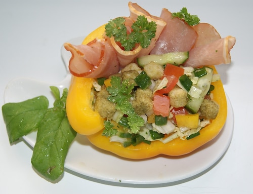 Sałatka z grzankami i polędwicą