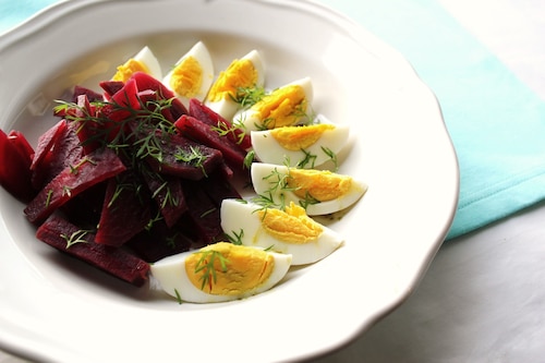 Przepis na Sałatka z jajek i pieczonych buraków w sosie włoskim Sałatka z jajek i pieczonych buraków w sosie włoskim