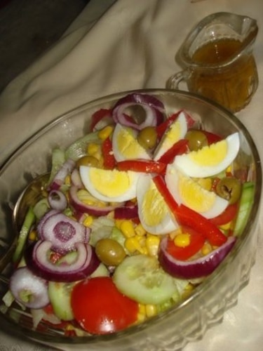 sałatka z jajkiem i oliwkami 