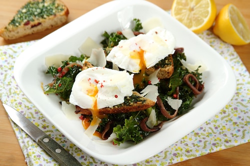 Sałatka z jajkiem w koszulce