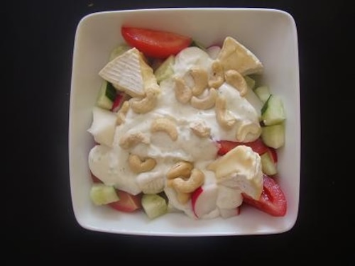 Sałatka z kalarepki polana sosem Cesar