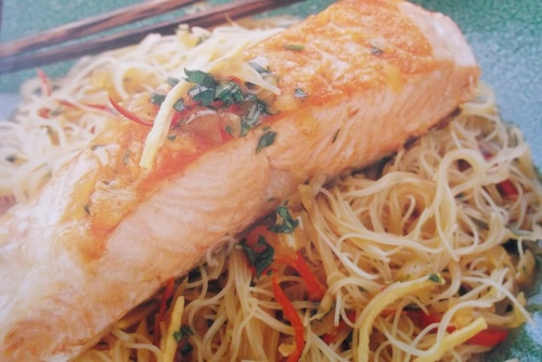 Sałatka z karmelizowanego pstrąga tęczowego ze szklanym makaronem