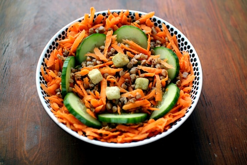 Przepis na Sałatka z kaszą gryczaną, ogórkiem i marchewką Sałatka z kaszą gryczaną, ogórkiem i marchewką