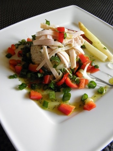 Sałatka z kaszy jaglanej, szynki, szparagów z nutką parykowo ziołową  