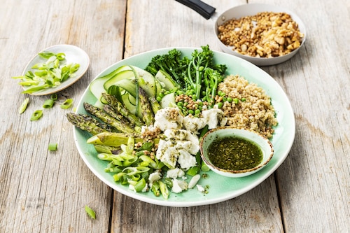 Przepis na Sałatka z komosą ryżową, ogórkiem i brokułami  Sałatka z komosą ryżową, ogórkiem i brokułami