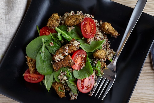 Przepis na Sałatka z komosą ryżową (quinoa) i kurczakiem Sałatka z komosą ryżową (quinoa) i kurczakiem