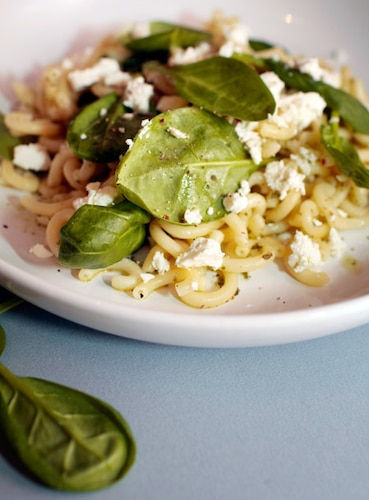 Sałatka z kozim serem i szpinakiem