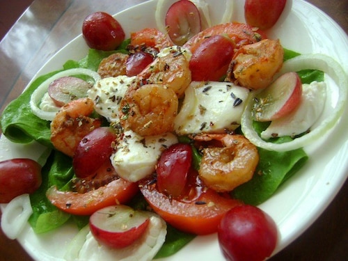 Sałatka z krewetkami i winogronem