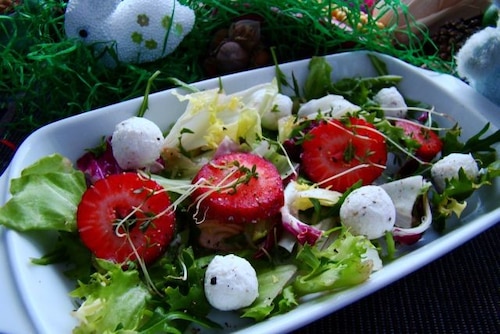 Sałatka z kulkami srowymi i rzeżuchą 