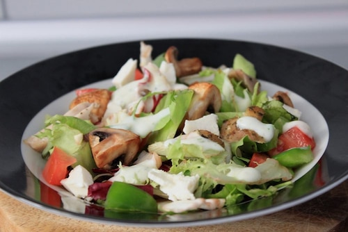 Sałatka z kurczakiem, fetą i sosem jogurtowo-czosnkowym