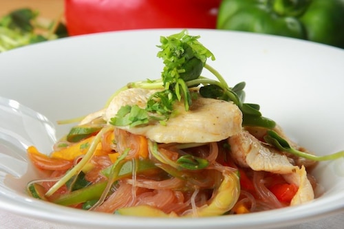 Przepis na Sałatka z kurczakiem i makaronem ryżowym - VIDEO Sałatka z kurczakiem i makaronem ryżowym - VIDEO